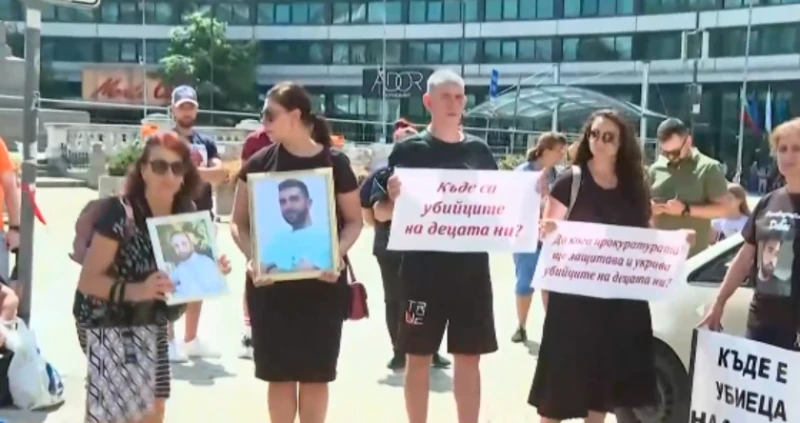 Почернени родители излязоха на жълтите павета заради войната по пътищата, хвърлят пред Съдебната палата жълти стотинки