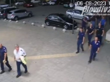 Много полиция нахлу в клуб-ресторант без обяснение
