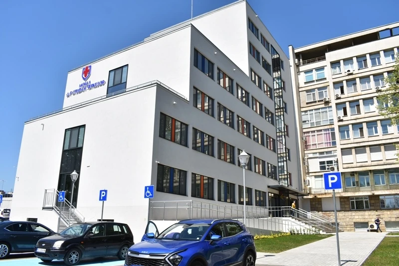 Рожденичка и двама нейни ухажори в спешното след купона