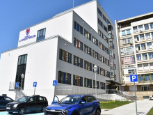 Рожденичка и двама нейни ухажори в спешното след купона