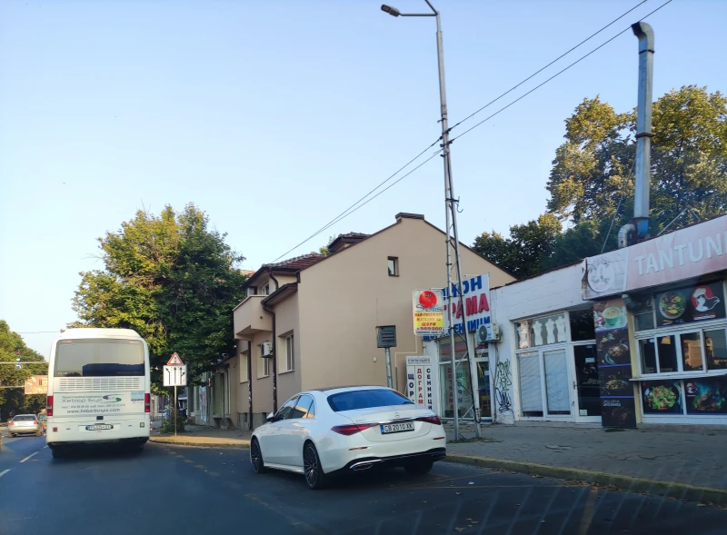 Лъскав "Мерцедес" паркира на спирка. Пловдивчанин: Докога?