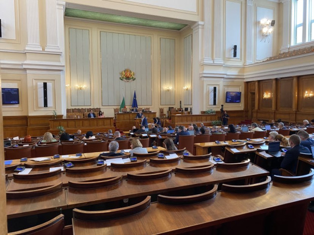 Споровете в пленарна зала продължават докато депутатите разглеждат промените в