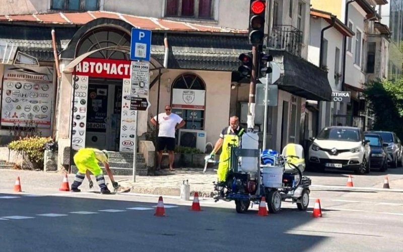 Поетапно обновяват пътната маркировка около училищата в Разлог