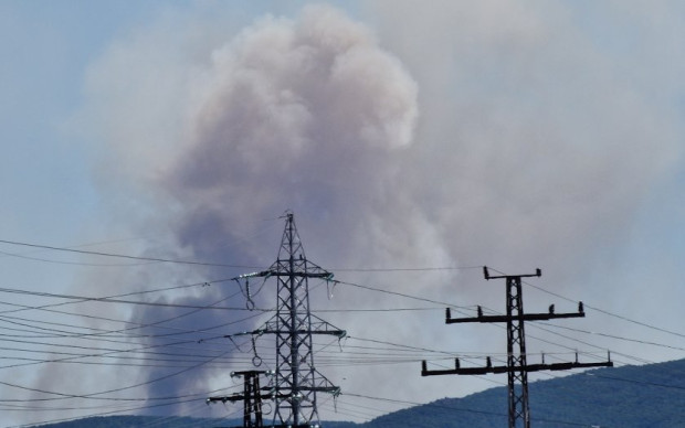 Пожар гори на територията на военно изпитателен полигон Змейово Кълбата дим