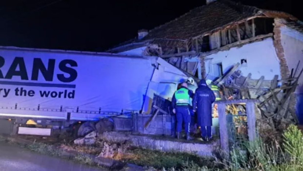 Камион се вряза в къща във врачанското село Осен Дълго
