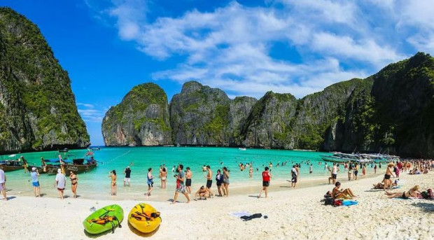 Известният плаж Мая Бей в Тайланд е затворен по време