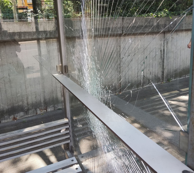 TD Поредната спирка на градския транспорт в Пловдив е опустошена от