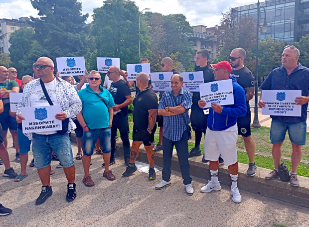 Спортисти ветерани фенове спортни деятели десетки граждани излязоха на протест
