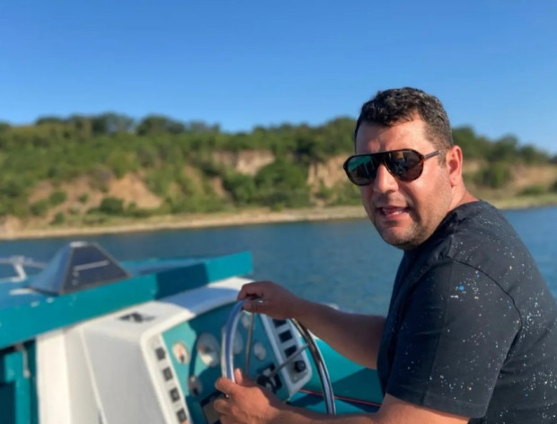 Актьорът Евгени Будинов подкара лодка към остров Света Анастасия край