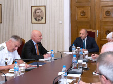 Президентът, военният министър и началникът на отбраната обсъдиха спешни мерки за обезпечаване на армията