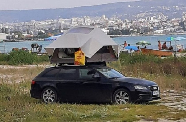 Ауди паркира и разпъна палатка върху автомобила си край плажа