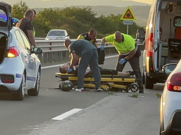 </TD
>Моторист катастрофира тежко на изхода на Бургас, в посока София.  Произшествието