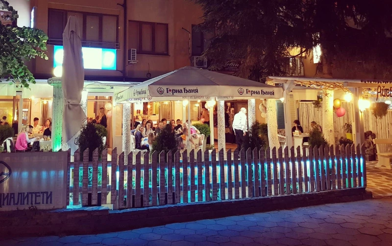 Майка: Научете децата си как да се държат в ресторант! Не е приятно, докато вечеряш, топка да хвърчи наоколо!