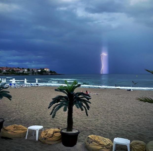 Снимка на бурята в Созопол стана истонски хит в Интернет