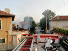 Пет екипа огнеборци и полиция в пловдивско село
