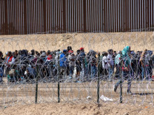 Стотици мигранти са се събрали на границата между САЩ и Мексико заради слухове в социалните мрежи