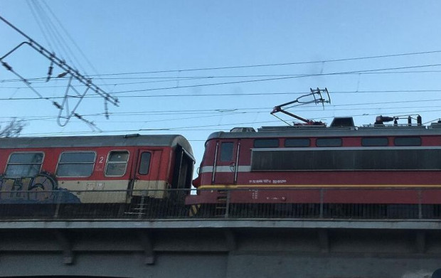 Незагасена цигара е запалила влака от София за морето. При