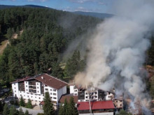 Вижте огнената стихия, която обхвана еко хотел "Здравец", борбата с пожара продължава