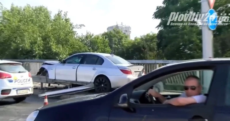 Хаос! 15 дни след катастрофата на надлез "Родопи", мантинели и парапети още хвърчат