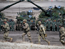 Полша изпраща още две хиляди войници на границата с Беларус