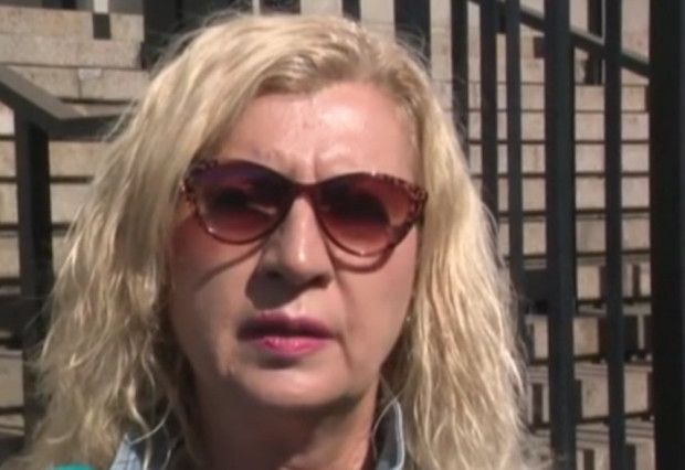 Майката на намерената в куфар Евгения: Съучастник в убийството е пуснат срещу 5000 лева