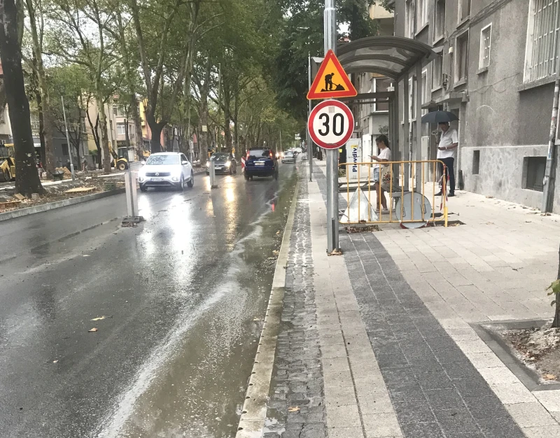 Вижте каква локва се образува на новоасфалтирана улица