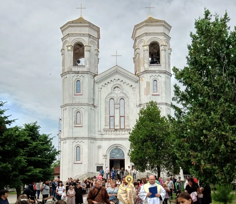 Жителите на пловдивско село се обединиха, за да спасят църквата си