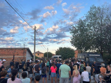 Десетки на протест в Цалапица, обградиха къщата на полицая, водил издирването на Митко