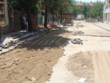Пуснаха движението по "Гладстон", улицата потънала в пясък и прах