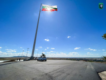 Облагородяването на пространството около 55-метровия пилон с българско знаме в Ямбол продължава