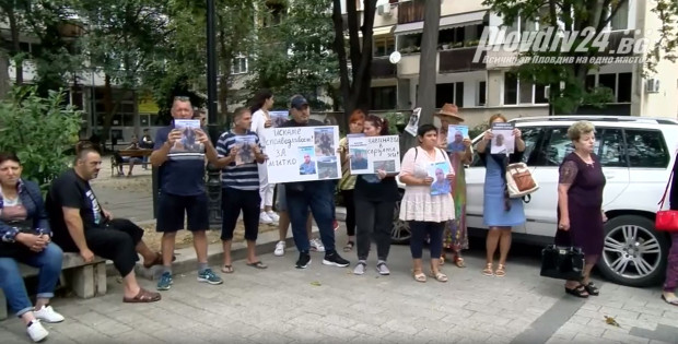 Жители на Цалапица протестираха пред Съдебната палата в Пловдив предаде