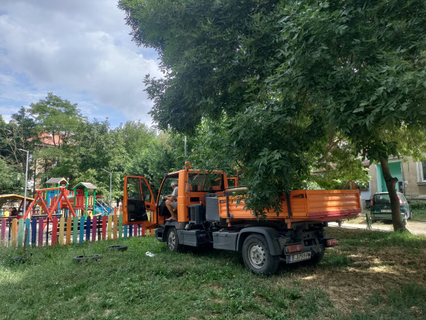 Шофьор на общински камион паркира на поляната детска площадка във Варна