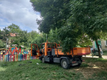 Шофьор на общински камион паркира на поляната детска площадка във Варна