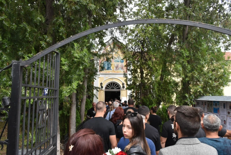 Ловеч се прощава със загиналите след адската катастрофа с четири жертви