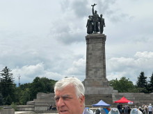 Проф. Гечев: Опитват да бутнат паметник, донесъл свободата на Европа от фашизма