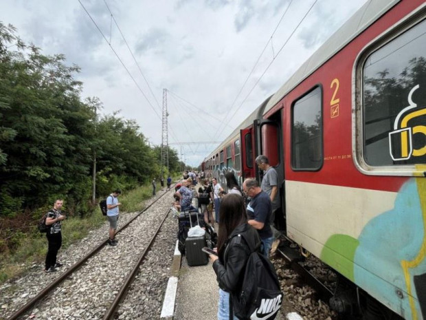 Влакът Варна - София спря по спешност на гара Долни