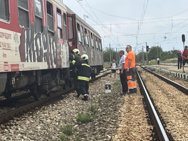 Влакът Варна София който спря по спешност на гара Долни