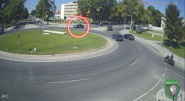 Безразсъдно шофиране на едно от кръговите кръстовища в Ямбол възмути