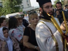 Възрастен човек припадна, докато чакаше да се докосне да чудотворната икона