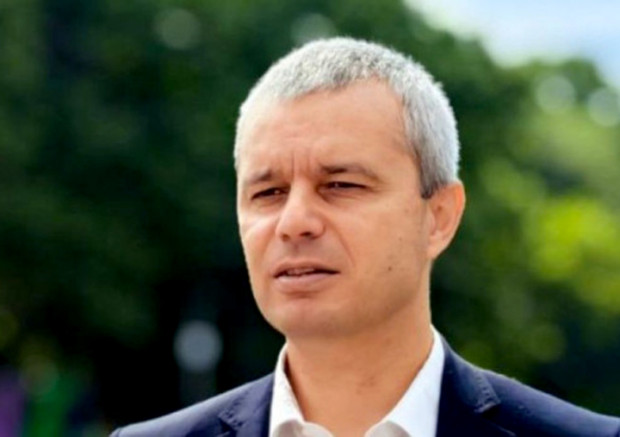 Лидерът на партия Възраждане и настоящ депутат Костадин Костадинов пристигна