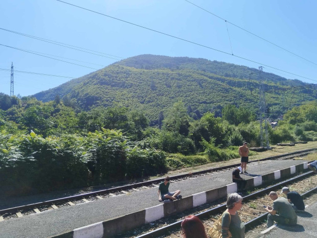 Влакът София Варна който спря на Реброво заради авария потегли