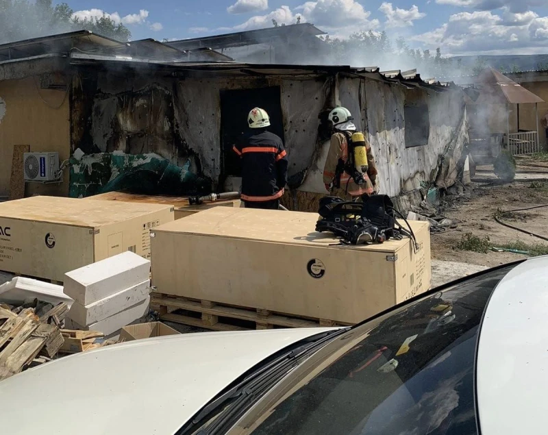 Двама мъже пострадаха при пожар в Пловдив, огнената стихия изпепели кола и гараж