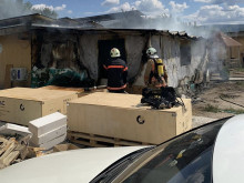 Двама мъже пострадаха при пожар в Пловдив, огнената стихия изпепели кола и гараж