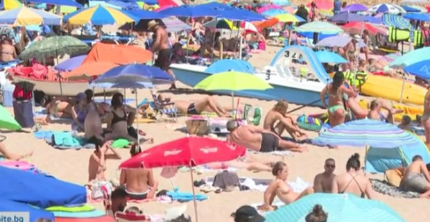 Плажовете в Испания са препълнени в разгара на летния сезон За