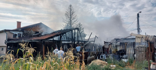 </TD
>Огнеборци спасиха дома на семейство от пловдивското село Рогош. Огънят