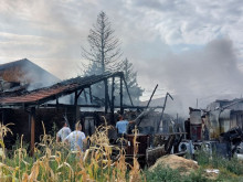 Пожарникари спасиха от огнен ад семейство в пловдивско село
