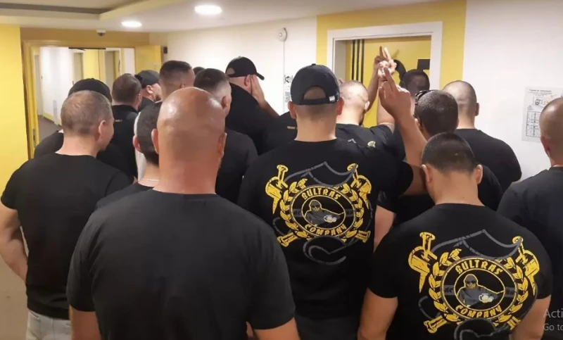 Фенове на Ботев нахлуха в базата в "Коматево", търсеха обяснение за резила от Тимур Дагуев