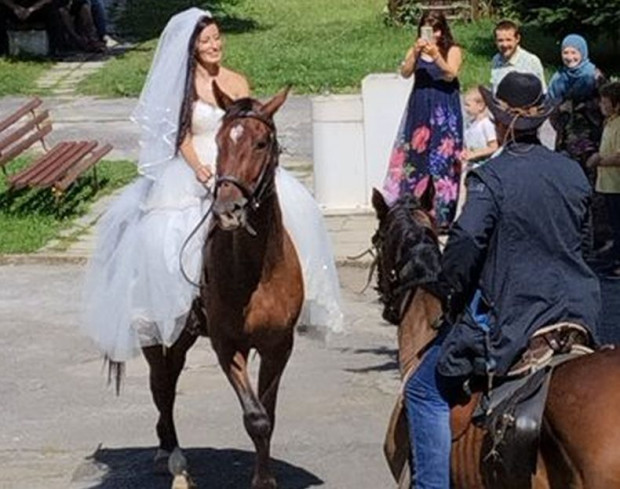 Булка пристигна в кметството на смолянското село Смилян яздейки кон