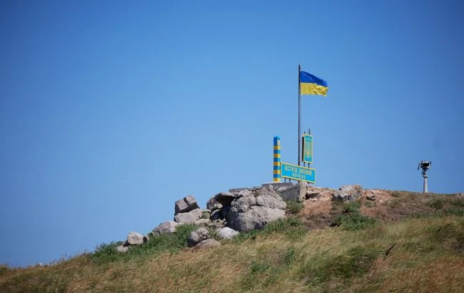 Украинци поставиха нов граничен знак на Змийския остров