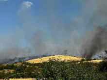 Голям пожар в Карловско, горят сухи треви